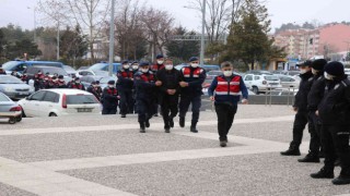 Cezaevlerindeki terör örgütü üyelerine finans sağlayan 7 kişi adliyeye sevk edildi