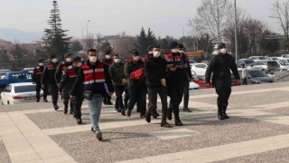 Cezaevlerindeki terör örgütü üyelerine finans sağlayan 7 kişi adliyeye sevk edildi