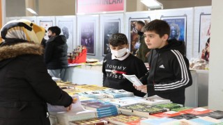 Darıcada kitap fuarı açılışına yoğun ilgi