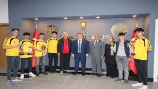 Derece yapan öğrenciler, Müdür Aşcı ile bir araya geldi