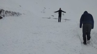 Derecikte dağcıların olduğu yola çığ düştü