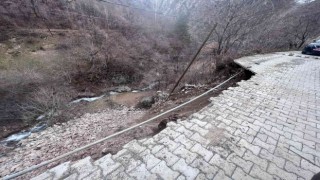 Dereiçi köyünün yangından sonra bu kez de toprak kayması ile başı dertte