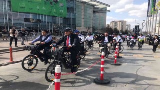 Dışişleri Bakan Yardımcısı Kaymakcı, EKO İKLİM Zirvesine bisikletle gitti