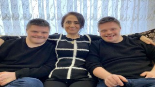 Down sendromlu çift yumurta ikizleri, gelişimleriyle herkese ilham oluyor