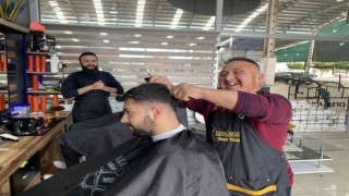 Down sendromlu Erdem 13 yıldır berberlik yapıyor