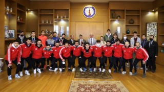 DPÜ atletizm ve futsal takımlarından Rektör Uysalaa ziyaret