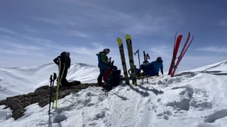 Dün çığ altında kalan turistler bugün tekrar kayak yaptı