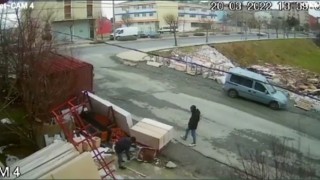 El arabasının içindeki kumu döküp çaldılar, o anlar kamerada