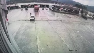 El freni çekilmeyen otomobilden film gibi görüntüler