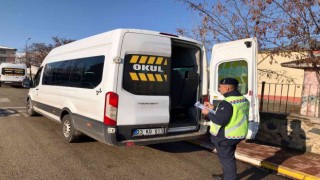 Elazığda jandarma ekipleri okul servis araçlarını denetledi