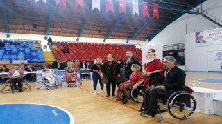 Engelli sporcuların dans gösterileri adeta nefesleri kesti