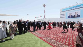 Erdoğan, Ürgenç Havaalanında törenle karşılandı