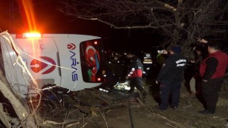 Erzincanda yolcu otobüsü şarampole devrildi: 1 ölü, 8i ağır 33 yaralı