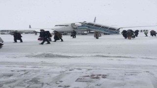 Erzurum Havalimanı kar timi görev başında