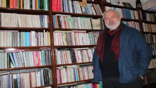 Evinde 4 tır dolusu kitap bulunan öğretim üyesinin yatağı bile kitaptan