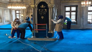 Eyüp Sultan Camii ve Meydanı gül suyu ile yıkandı