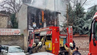 Fatihte 2 katlı tarihi yapı alevlere teslim oldu