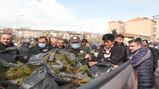 Fidan dağıtımında izdiham yaşandı