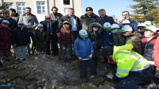 Gedizde öğrenciler fidan dikti