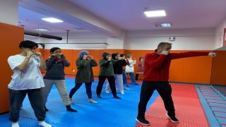 Genç kadınlara savunma teknikleri anlatıldı