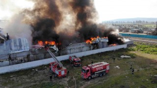 Geri dönüşüm fabrikasında çıkan yangın havadan görüntülendi