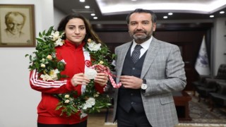 Gizem Özere Elazığda coşkulu karşılama