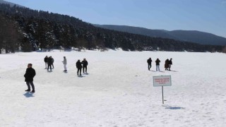 Güneşin kendisini gösterdiği Gölcük Tabiat Parkına tatilci akını