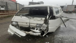 Halk otobüsü ile minibüs çarpıştı: 1 yaralı
