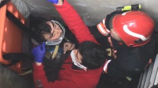 Havalandırma boşluğuna düşen engelli vatandaşı itfaiye ekipleri kurtardı