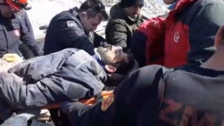 Hurdacının girdiği bina çöktü, enkazdan böyle çıkartıldı