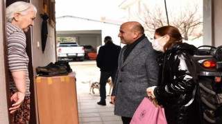 İlçe büyüklerinin ellerini öpüp dualarını aldılar