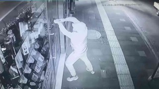 İş yerinin camını kırıp 15 telefonu çaldı, o anlar kameraya yansıdı
