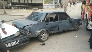 Ispartada otomobil itfaiye aracıyla çarpıştı