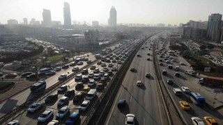 İstanbulda haftanın ilk iş gününde trafik yüzde 60ı buldu
