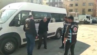 İstanbulda tek kollu sürücü okul servisini kullanırken yakalandı