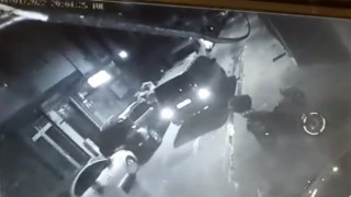 İstanbulda tekme ve yumruklu kavga kamerada: Önce darp etti sonra montunu çaldı