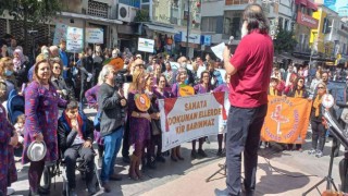 İzmirde Dünya Tiyatro Günü coşkuyla kutlandı