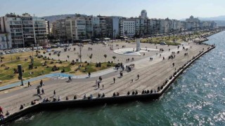 İzmirde hava ısındı; vatandaşlar Kordonboyuna akın etti