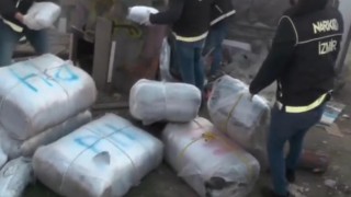 İzmirde torbacı çiftliğine baskın: Yüklü miktarda uyuşturucu ele geçirildi