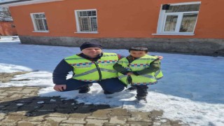 Jandarma ekipleri çocukların yüzünü güldürdü