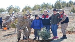 Jandarma öğrencilerle birlikte ağaç dikti