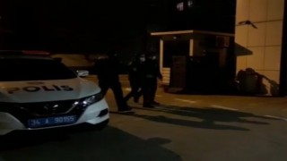 Kadıköyde aracın üstüne çıkıp taksiciye uçan tekme atan şahıs yakalandı