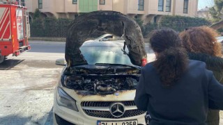 Kadıköyde seyir halindeki lüks araç alev alev yandı