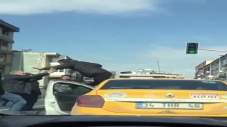 Kadıköyde yol verme kavgasında taksi şoförüne uçan tekmeyle saldırı kamerada