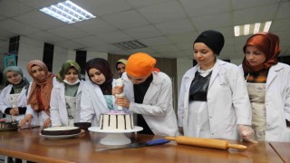 Kadınlardan pastacılık kursuna yoğun ilgi