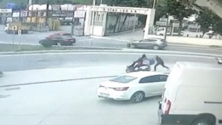 Kağıthanede polisten kaçan torbacı motosikletli kuryenin tekmesiyle yakalandı