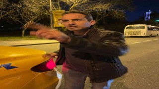 Kağıthanede taksici ile yolcular arasında tartışma: “Beğenmiyorsan inersin”