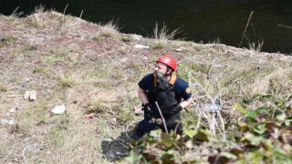 Kanyonda 2 gündür mahsur kalan köpeği itfaiye ekipleri kurtardı
