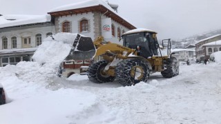 Kar kalınlığının 1 metreye ulaştığı ilçede yoğun mesai