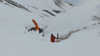 Kar kalınlığının 10 metreyi bulduğu Bahçesaray yolunda zorlu mücadele